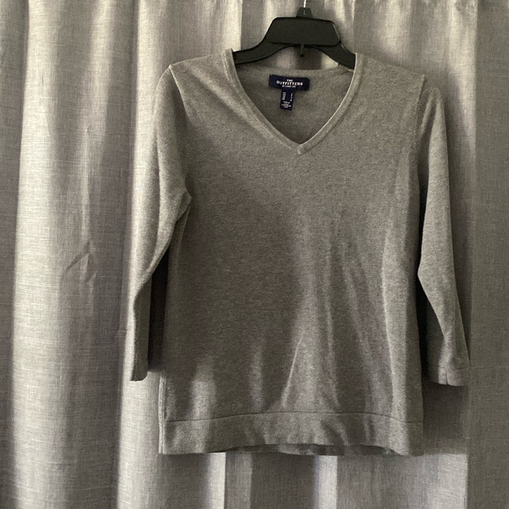 Gray 3/4 sleeve shirt. Very soft